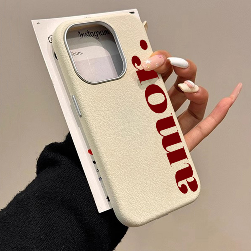 Phone Accessories Red - 赤い芸術的な文字とライチ柄のiPhone用ソフトケース（iPhone 18、17、16 Pro Max、Air、15、14、13、12、11、XS、X、XR、7、8 Plus、16e対応）